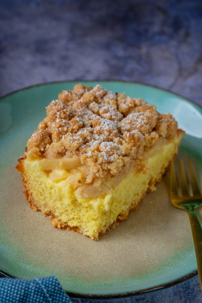 Apfelkuchen mit Vanillepudding und Streuseln backen - so geht´s