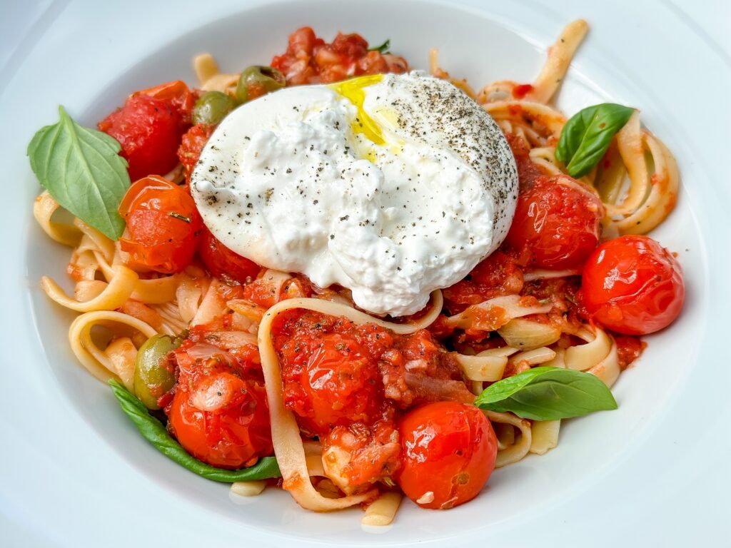 Köstliche Pasta Burrata - Einfaches Rezept mit Tagliatelle und Tomaten 