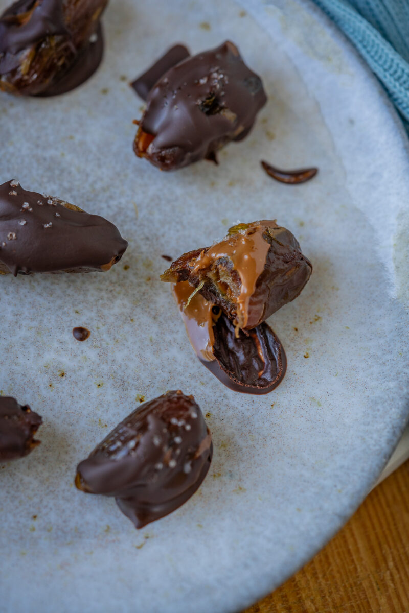 Datteln gefüllt mit Mandelmus - mit Schokolade - extrem lecker