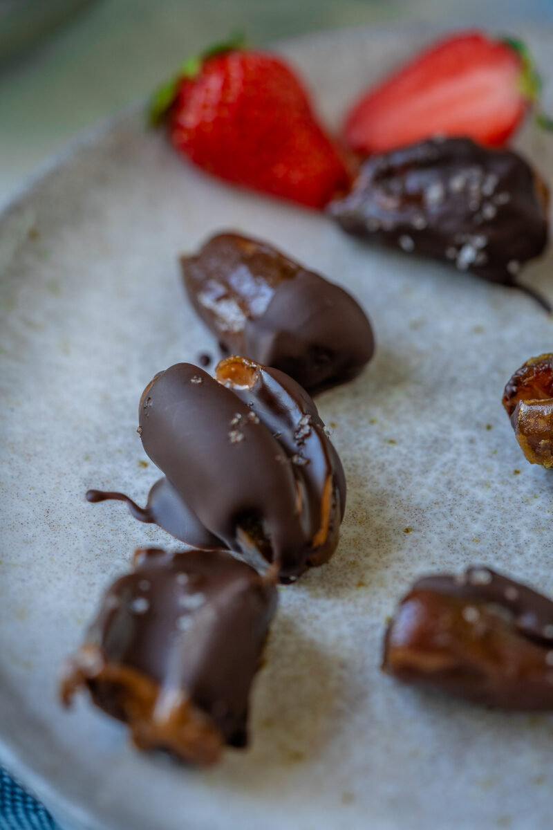 Datteln gefüllt mit Mandelmus - mit Schokolade - extrem lecker