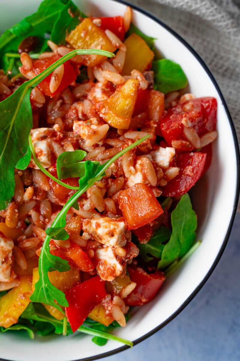 Griechischer Kritharaki Salat mit Feta - perfekte Nudelsalat Beilage