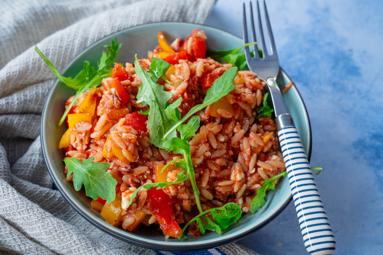 Griechischer Kritharaki Salat mit Feta - perfekte Nudelsalat Beilage