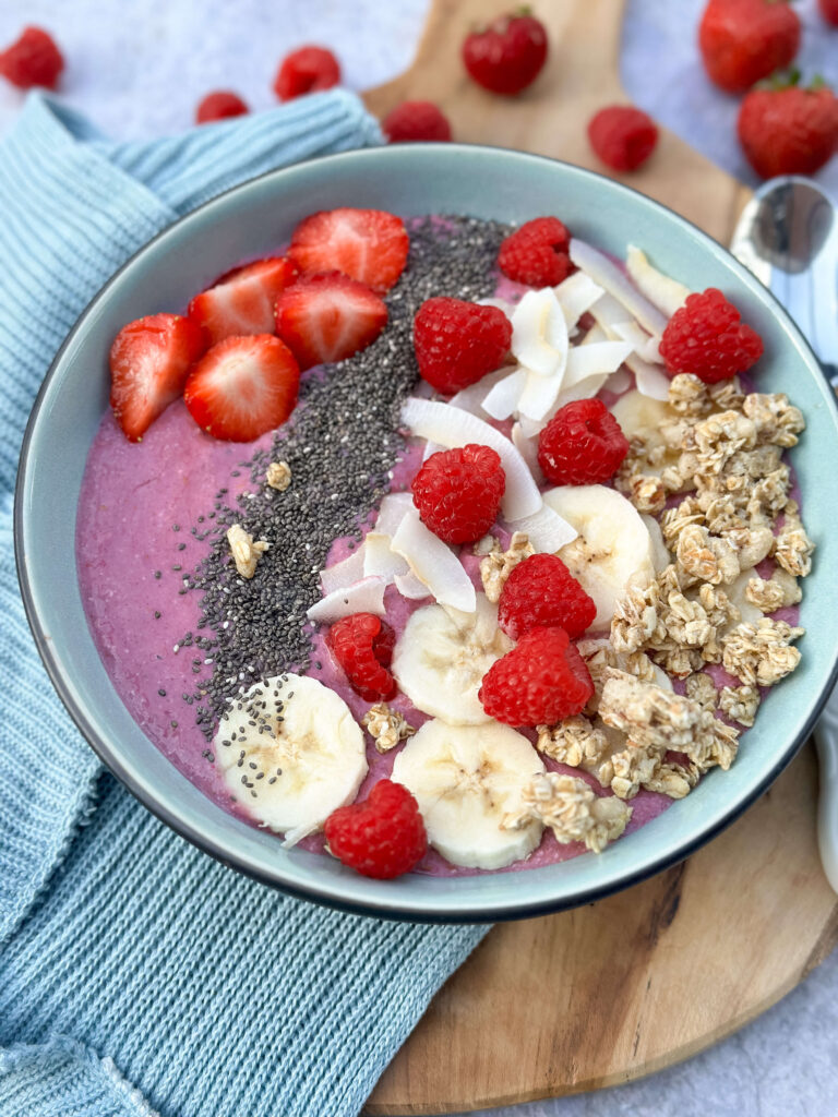 Porridge Bowl mit Haferflocken, Himbeeren und Banane