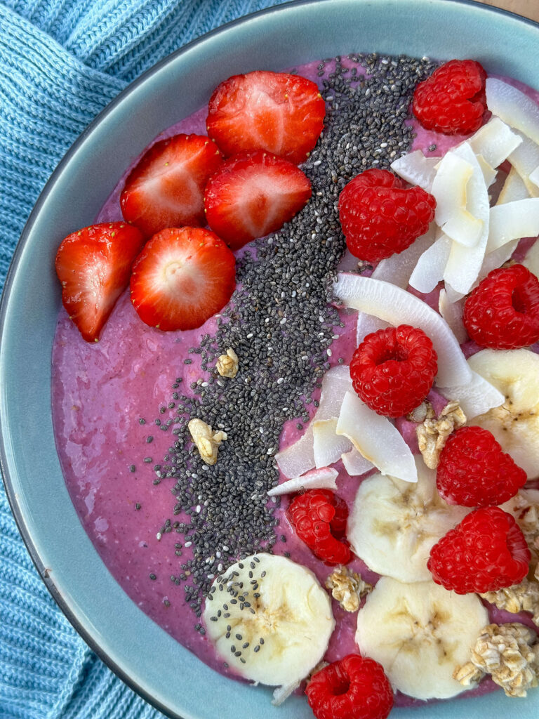 Pinke bowl zum Frühstück