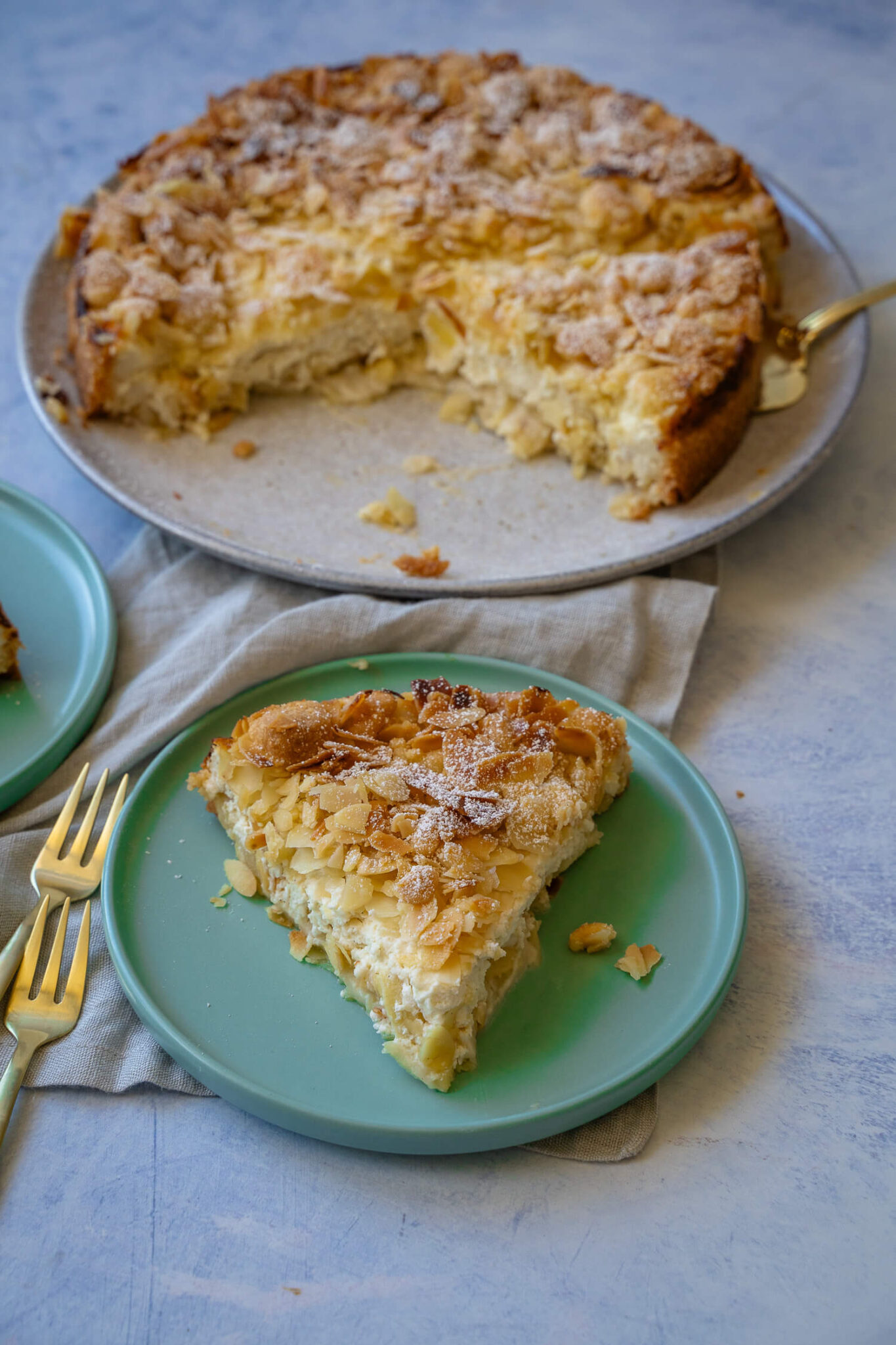 Käsekuchen mit Apfel - Rezept mit Quark &amp; Mandelstreuseln