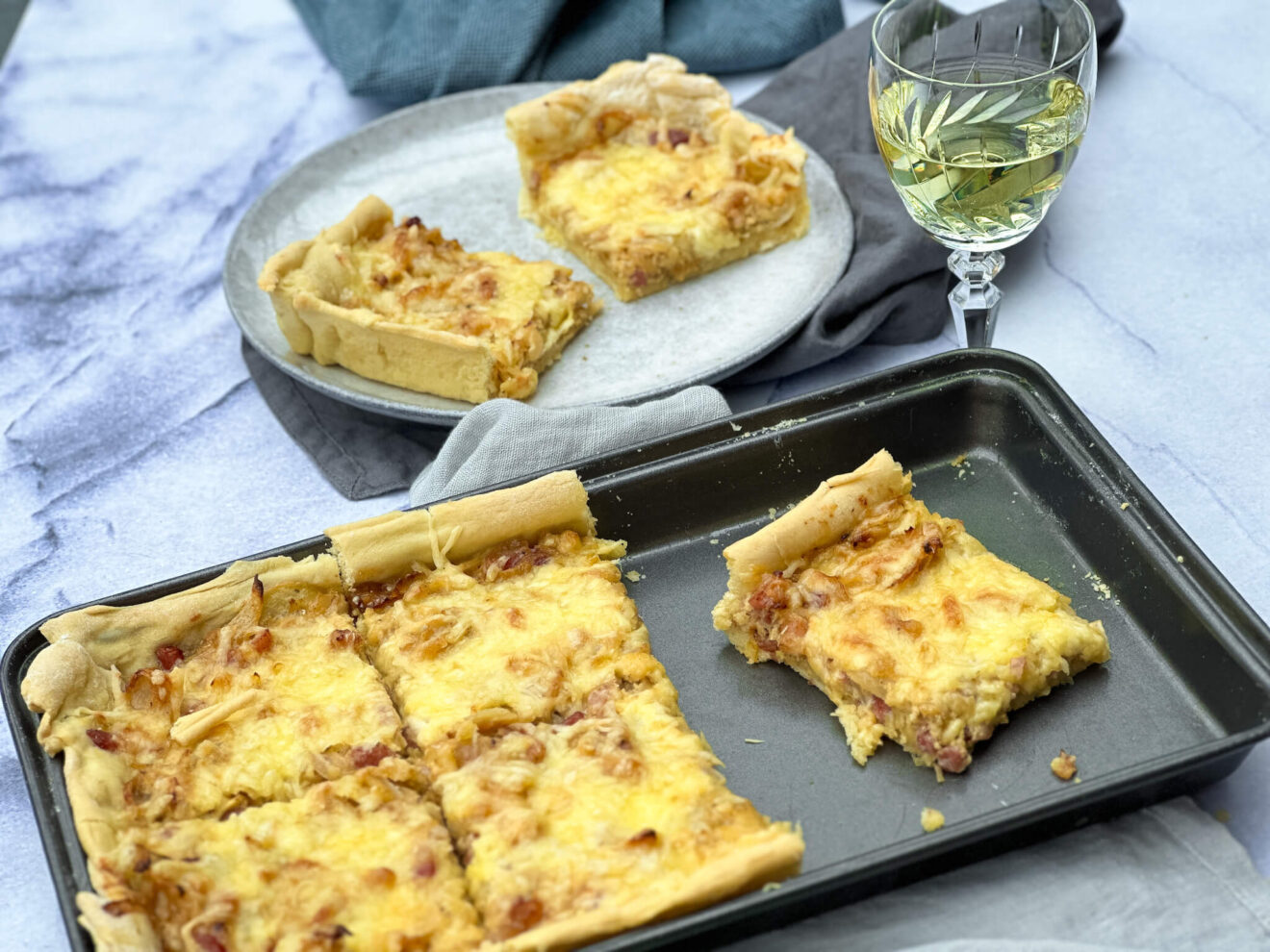 Zwiebelkuchen vom Blech - super saftig und schnell zubereitet