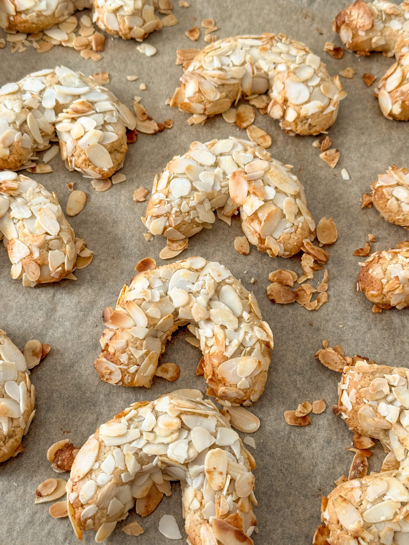 Mandelhörnchen - einfaches Rezept mit Marzipan (vegan) - Einfach Malene