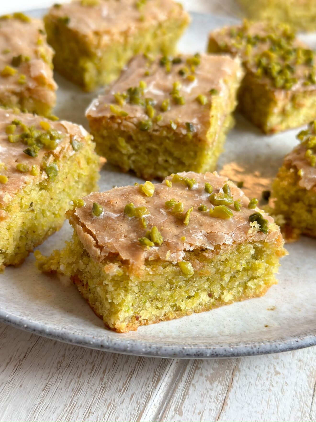 Saftiger Pistazienkuchen mit Mandeln und Zitrone - glutenfreier ...