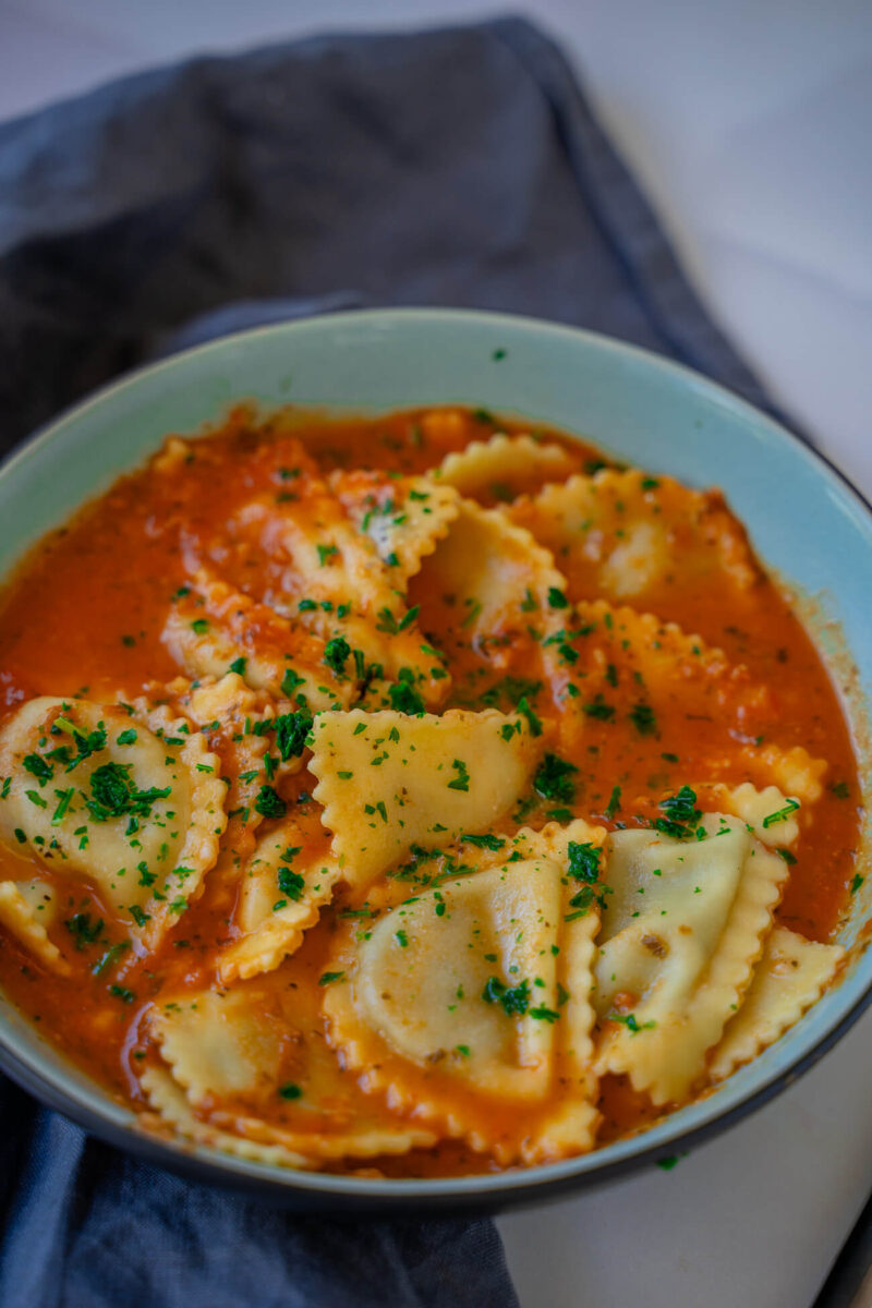 Tortellini mit Tomate Mozzarella Soße - 20 Minuten Pasta Rezept