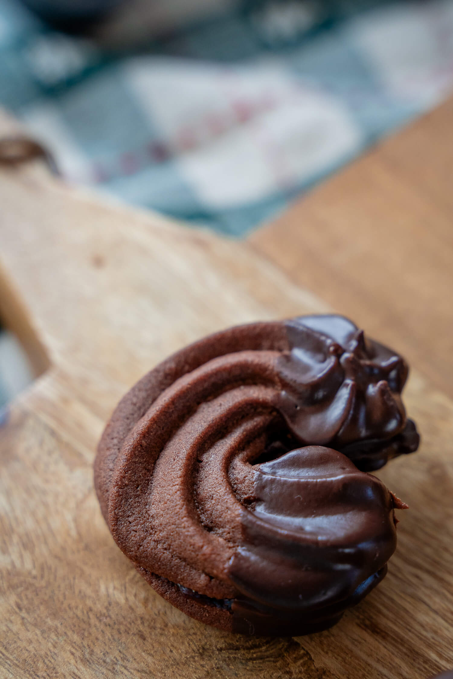 Schokoladen Spritzgebäck - mit Konfitüre oder Schokocreme gefüllt ...