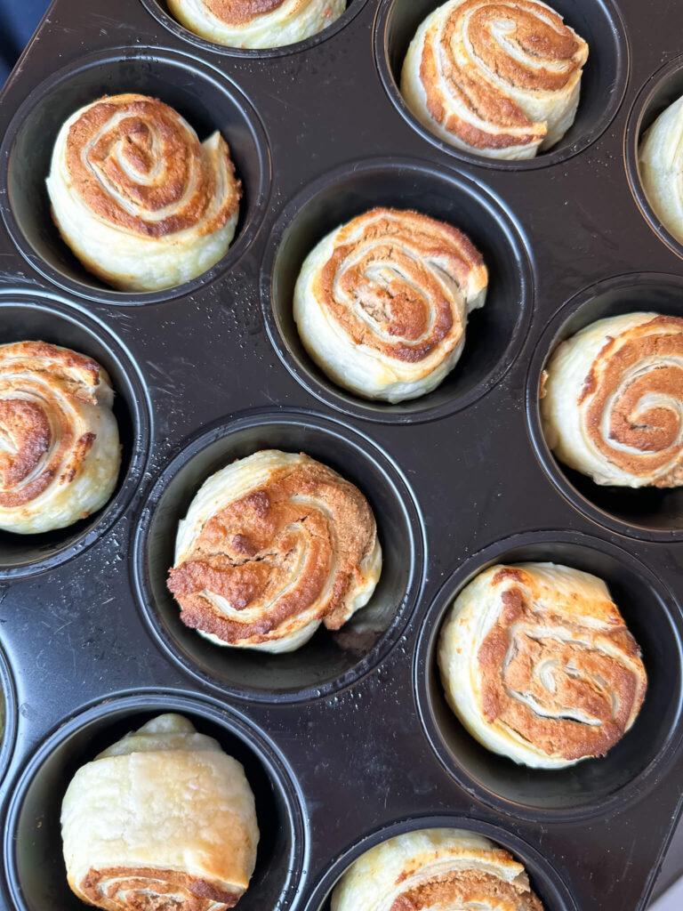 Schnelle Marzipan Walnuss Schnecken nach dem Backen warm servieren.