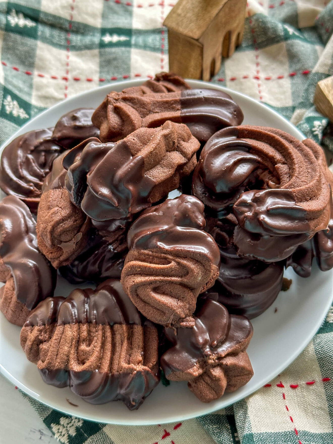 Schokoladen Spritzgebäck - mit Konfitüre oder Schokocreme gefüllt ...