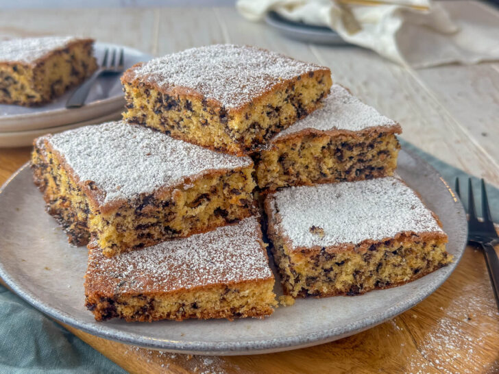 Fluffiger Ameisenkuchen vom Blech - schnell &amp; einfach - Einfach Malene