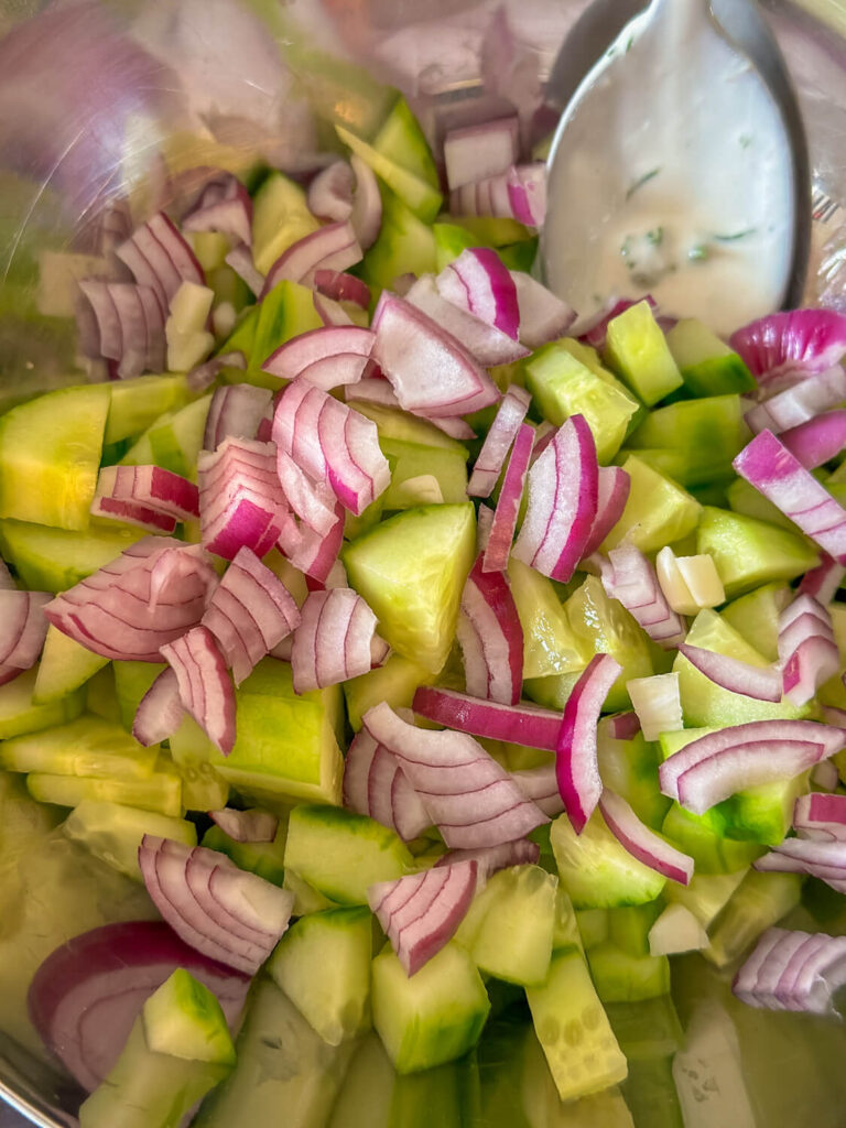 Gurken und Zwiebeln für Smashed Potato Salad