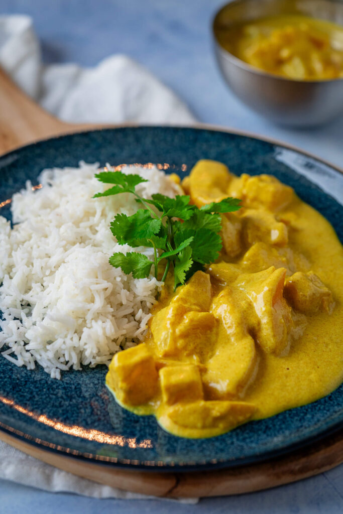 Vegetarisches Curry mit Ananas und Pfirsich