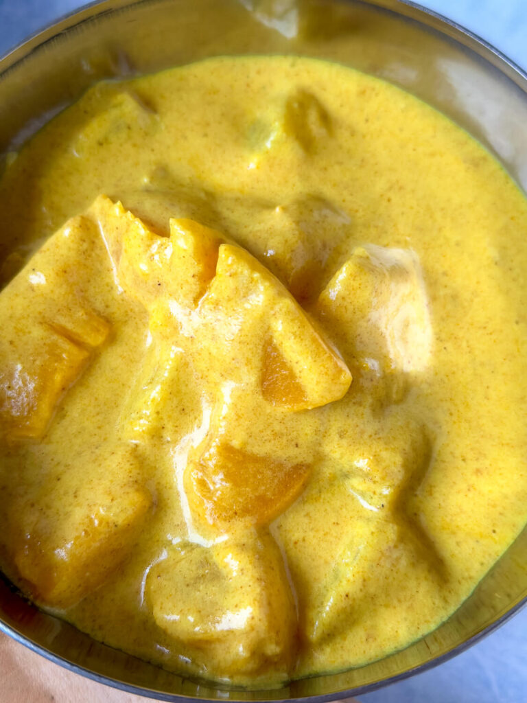 Fruchtiges Curry mit Ananas und Pfirsich 