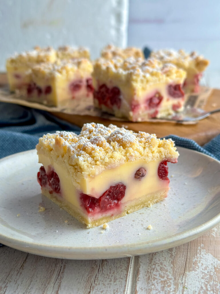 Kirschstreusel Kuchen mit Pudding