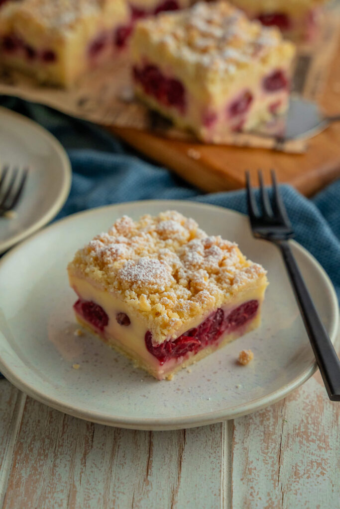 Kirschstreusel Kuchen mit Pudding vom Blech