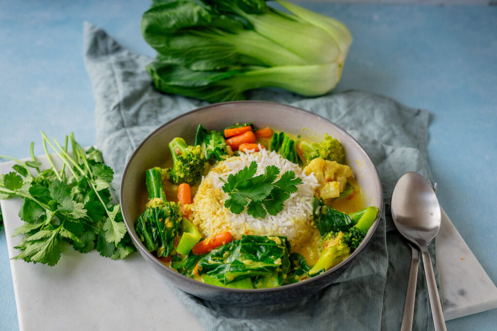 Schnelles Thai Curry mit Kokosmilch und Pak Choi