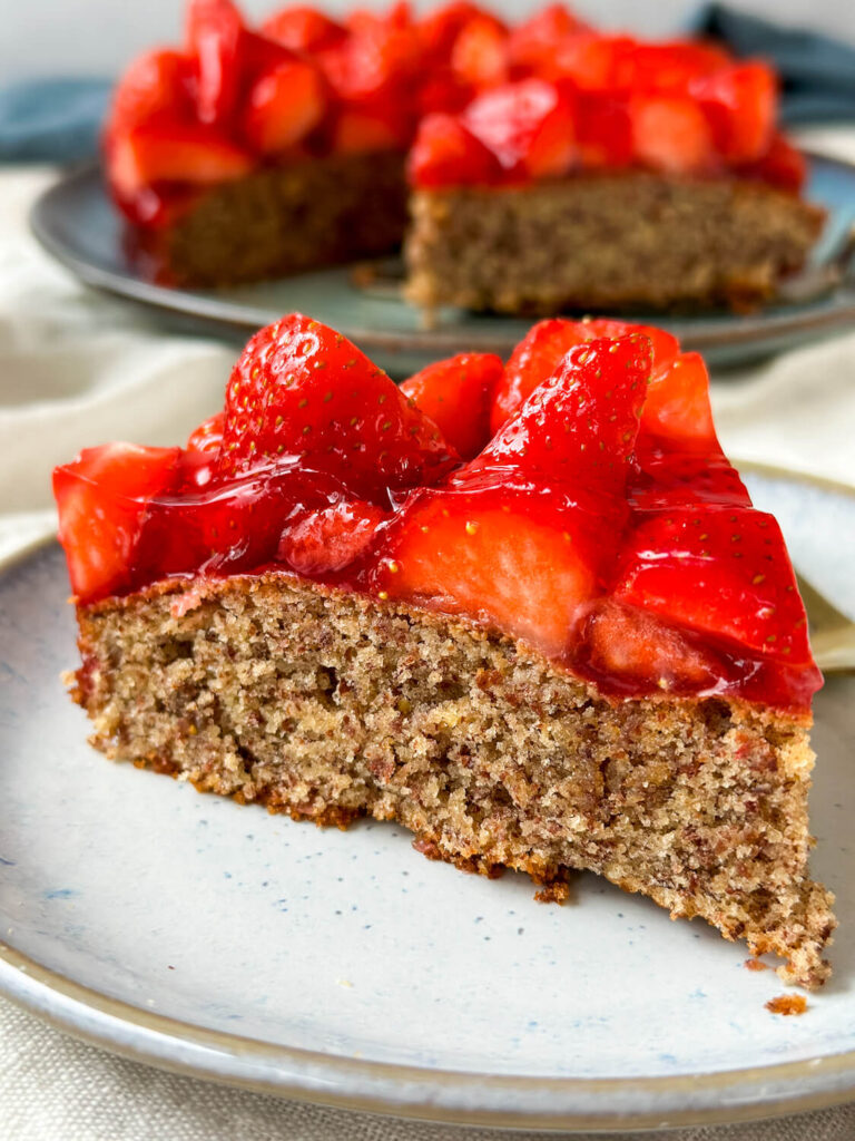 Mandelkuchen mit Erdbeeren