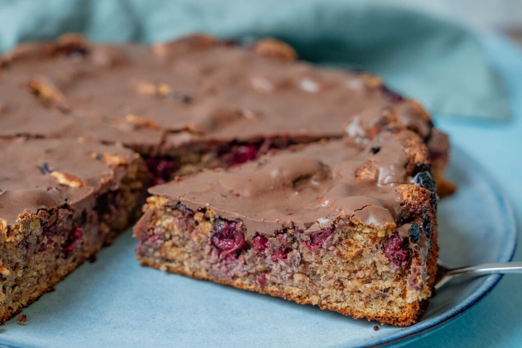 Nusskuchen ohne Mehl - Haselnusskuchen mit Kirschen - glutenfrei