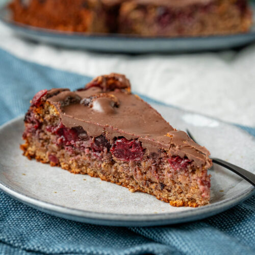 Nusskuchen ohne Mehl - Haselnusskuchen mit Kirschen - glutenfrei