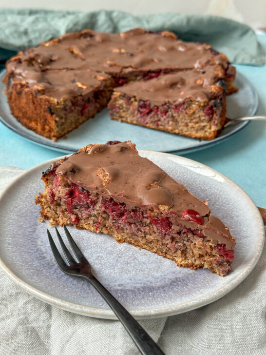 Nusskuchen ohne Mehl - Haselnusskuchen mit Kirschen - glutenfrei