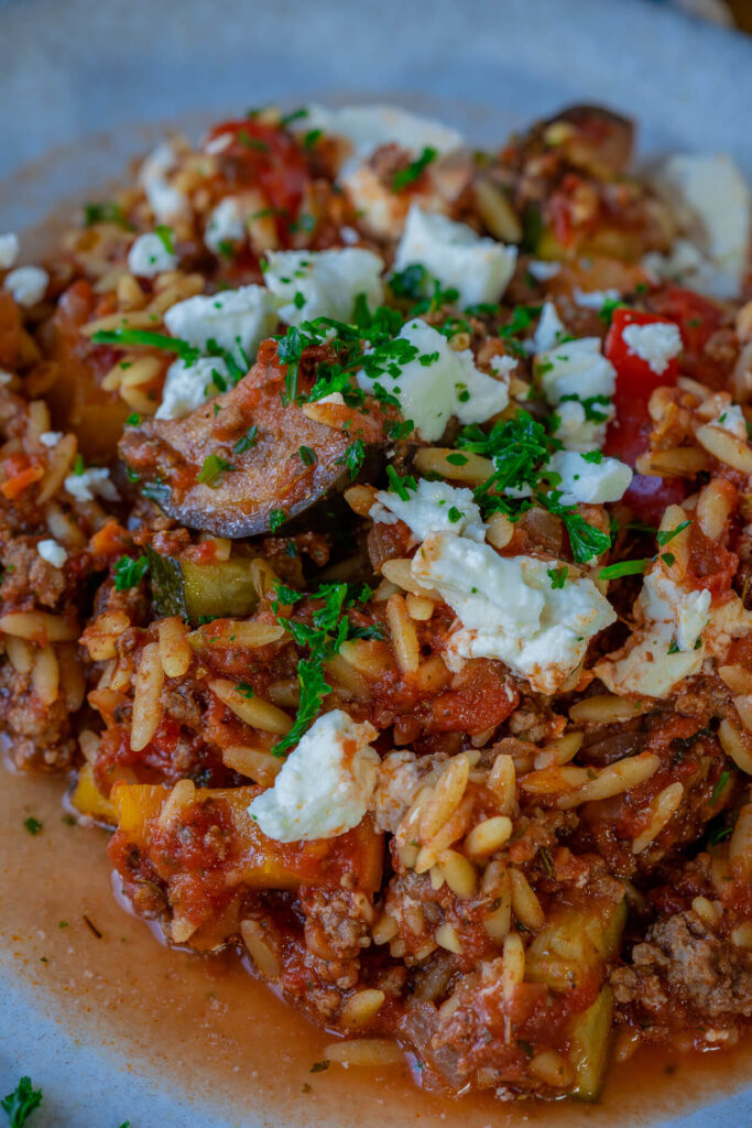 Kritharaki Hackfleisch Pfanne mit Feta kochen