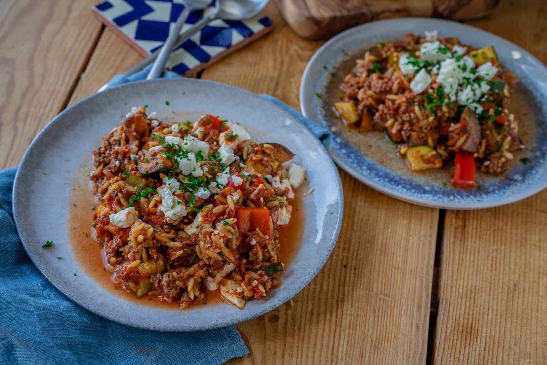 Kritharaki Hackfleisch Pfanne ist ein herzhaftes und schnelles Gericht, das an Reis erinnert und besonders bei Kindern sehr beliebt ist. Ideal für ein schnelles Abendessen und super einfach zu machen!