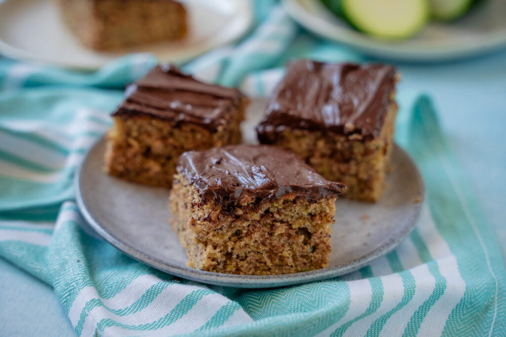 Zucchini Nusskuchen mit Schoko-Frosting
