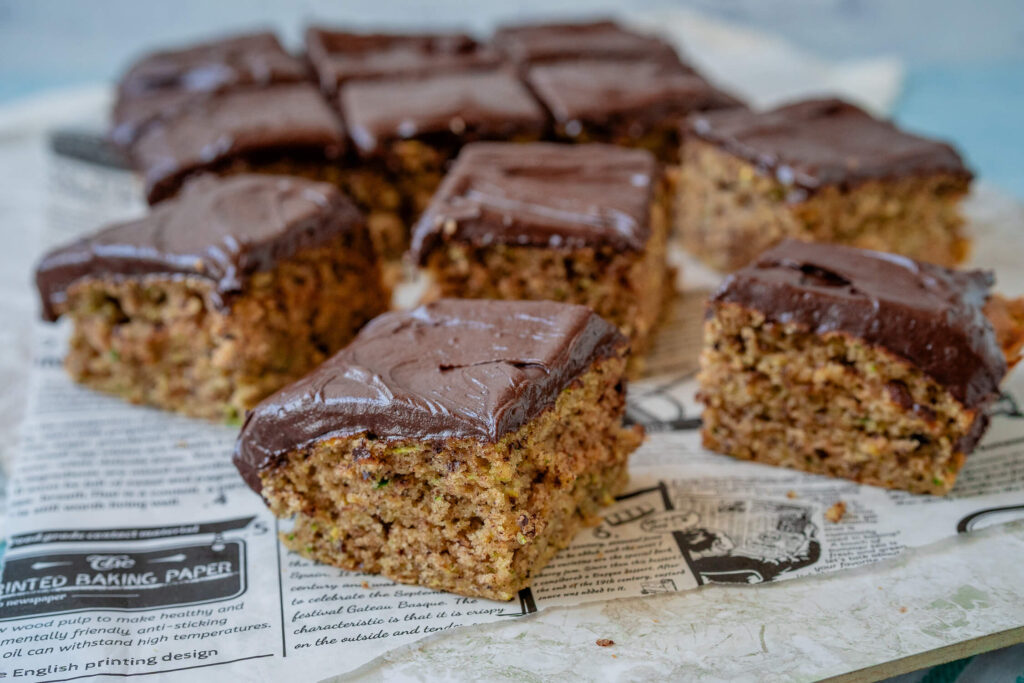 Zucchini Nusskuchen mit Schoko-Frosting
