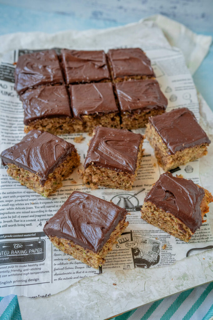 Zucchini Nusskuchen vom Blech mit Schoko-Frosting