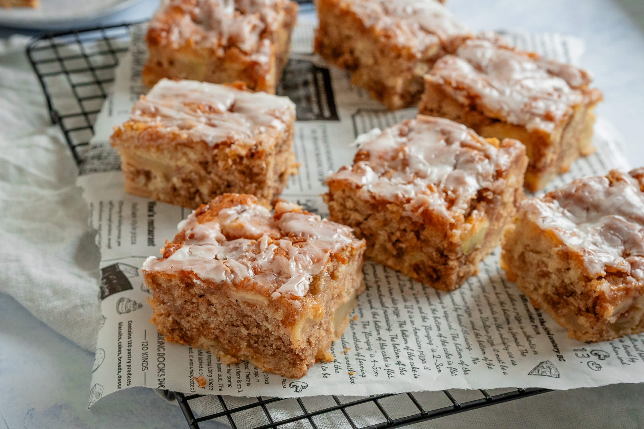 Zimtschnecken-Kuchen mit Apfel