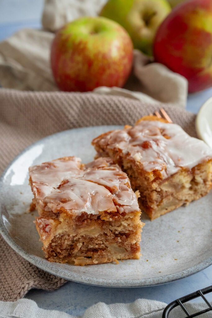 Zimtschnecken-Kuchen mit Apfel