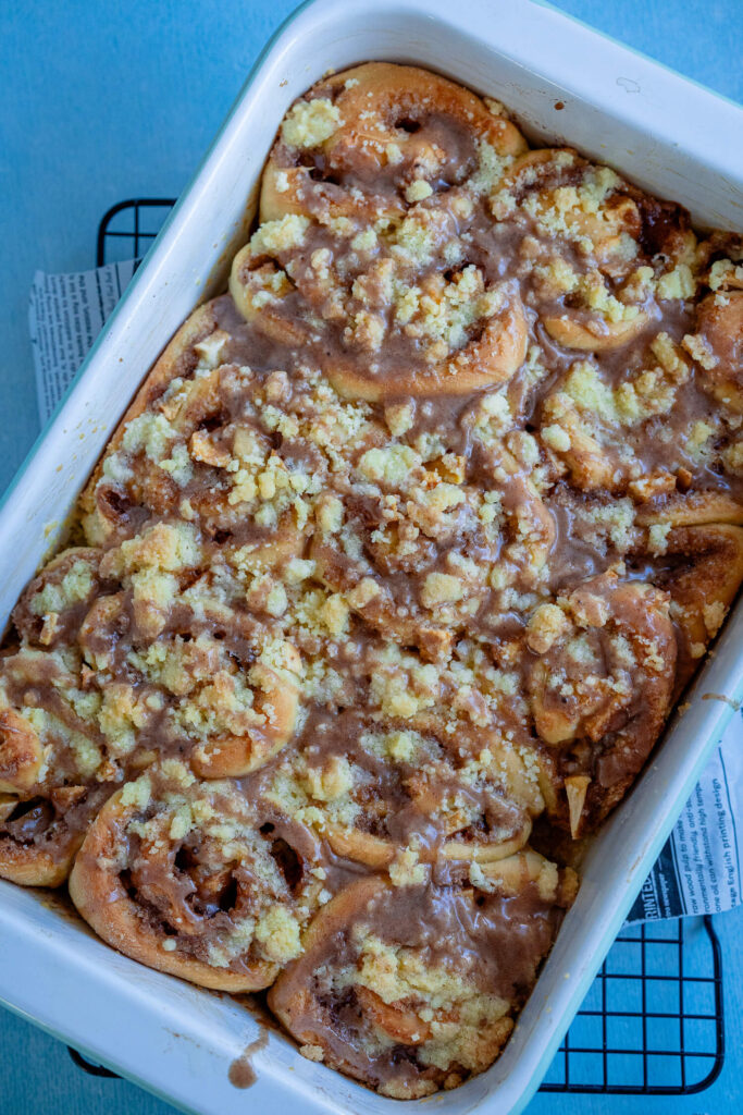 Apfel Zimtschnecken in einer Auflaufform backen