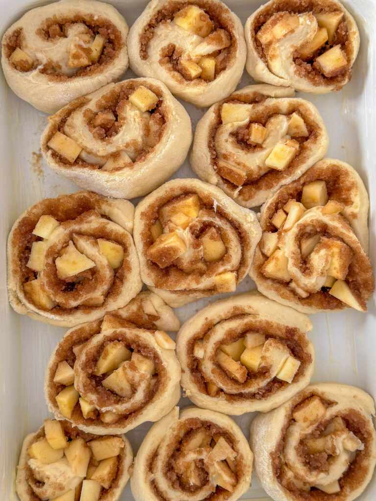 Apfel Zimtschnecken in der Form gehen lassen