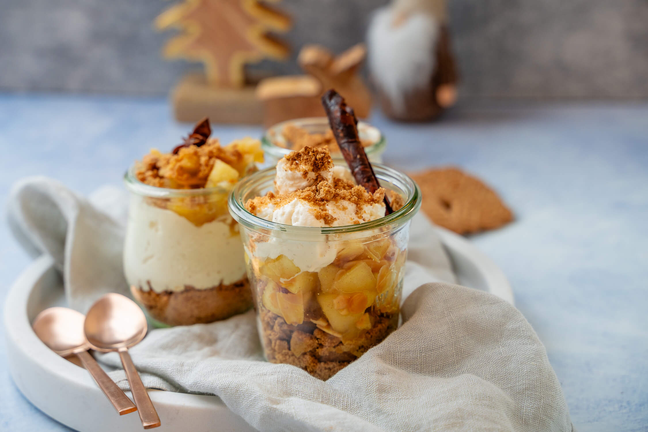 Bratapfel Tiramisu im Glas als Dessert an Weihnachten