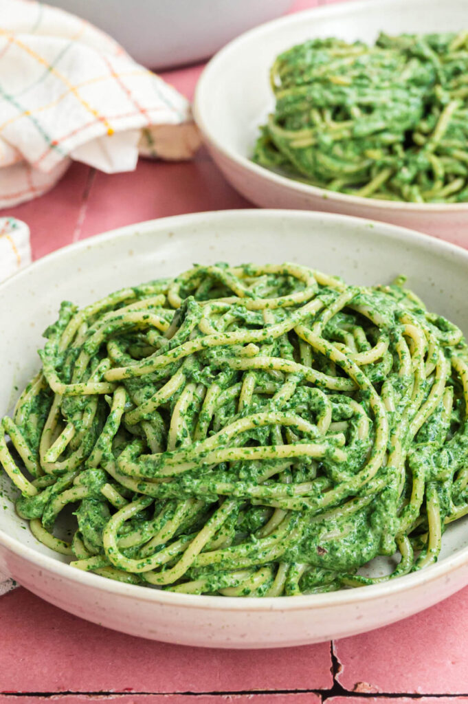 Spaghetti in Rahmspinat vegan zubereiten