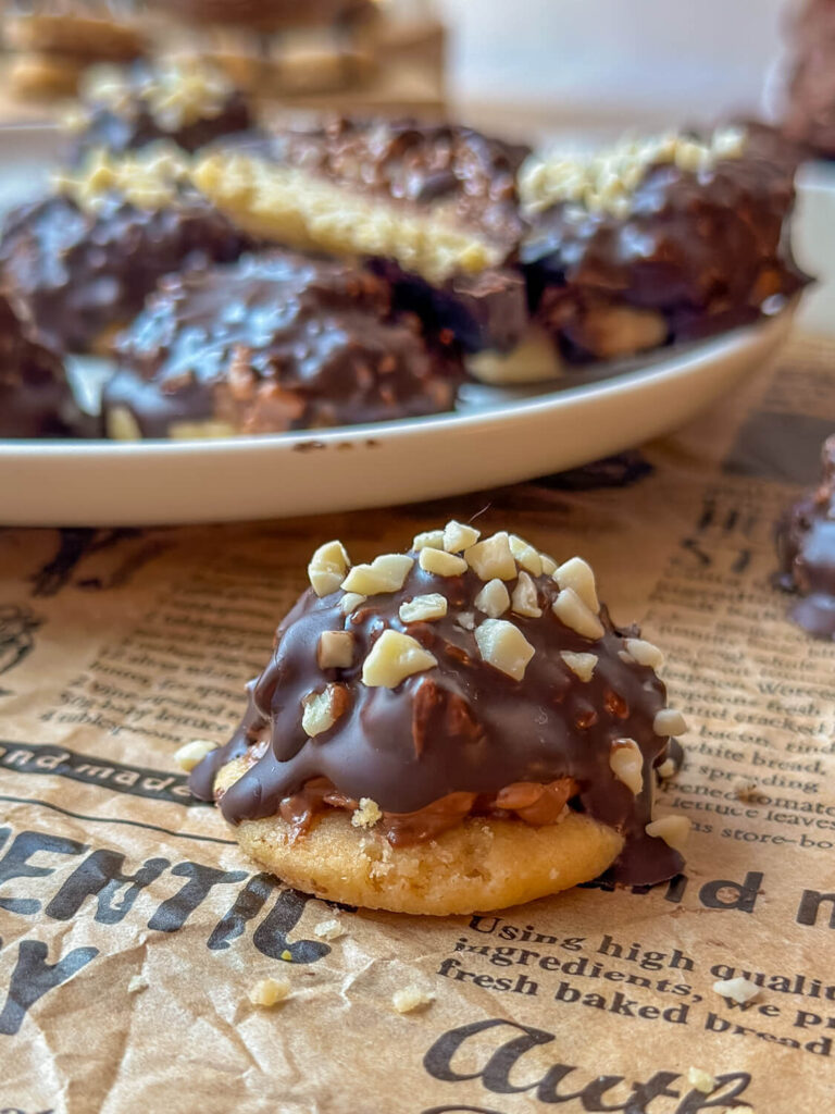 Rocher-Plätzchen mit Mürbeteig und Nougat