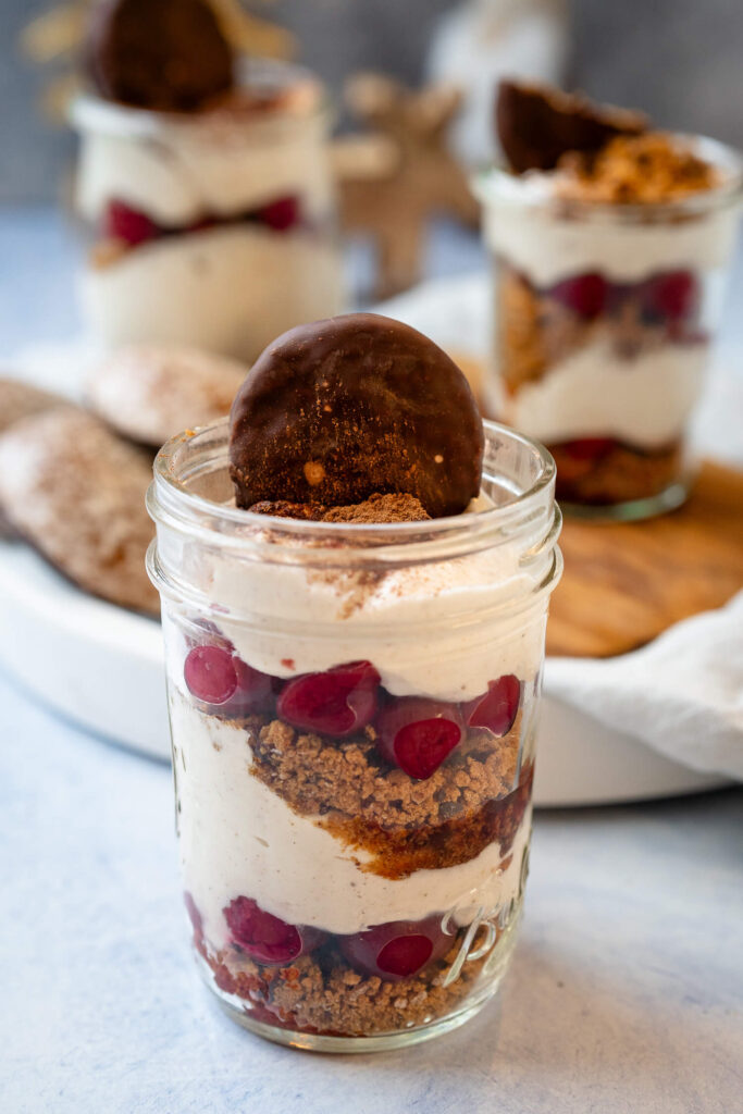 Weihnachtsdessert mit Lebkuchen und Kirschen