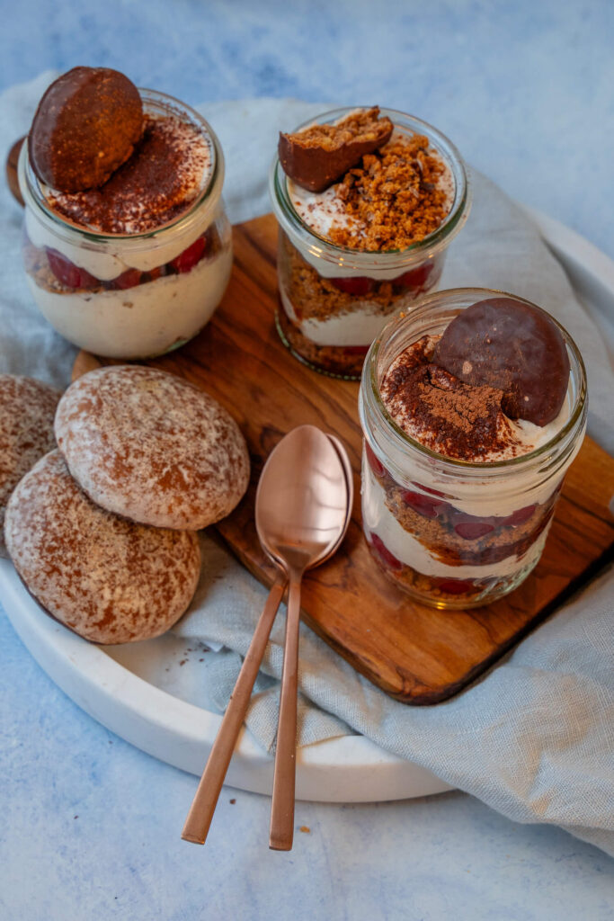 Lebkuchen Dessert mit Kirschen