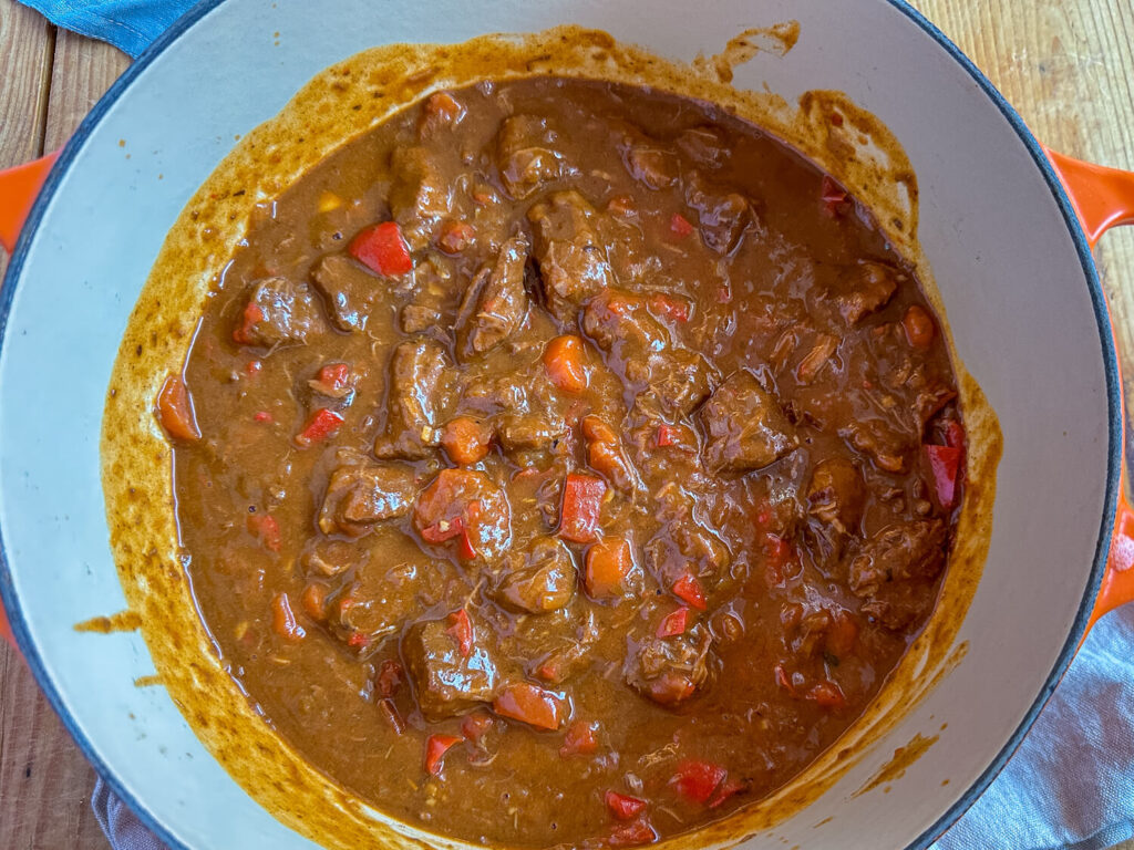 Gulasch mit Paprika und Rotwein