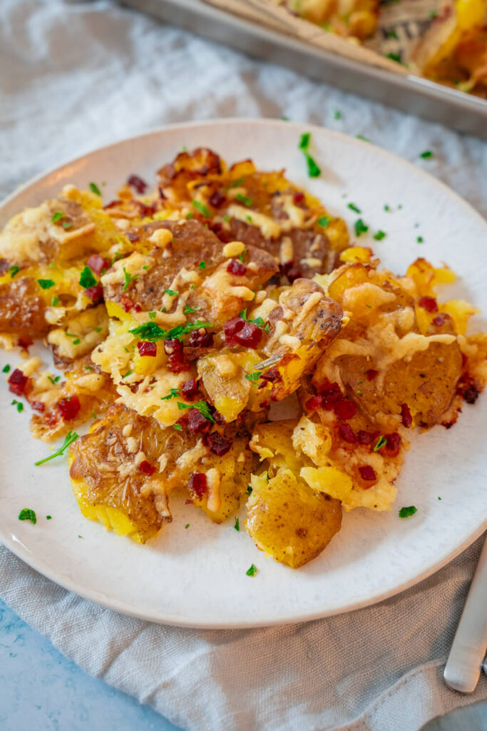 Quetschkartoffeln mit Käse und Schinken backen