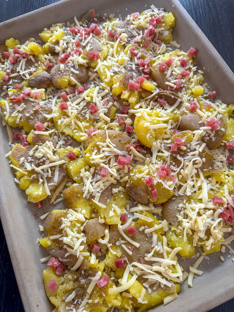 Kartoffeln auf dem Blech quetschen