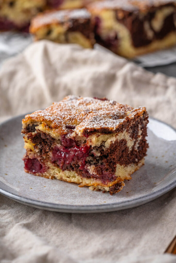 Marmorkuchen mit Kirschen vom Blech