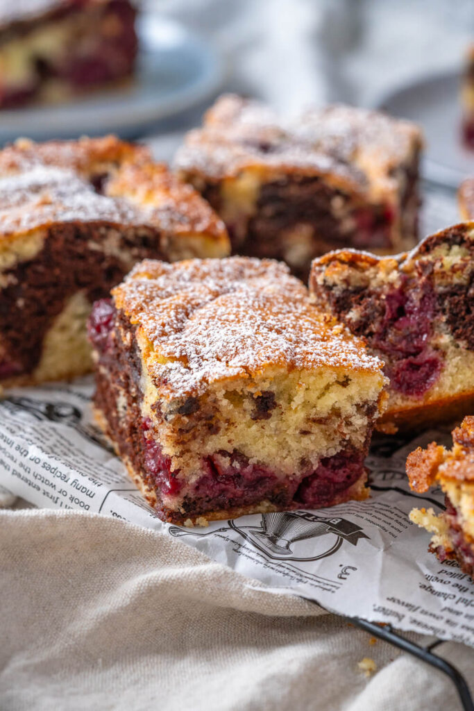 Saftiger Rührkuchen - Marmorkuchen mit Kirschen vom Blech