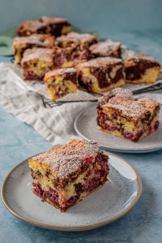 Saftigen Rührkuchen mit Kirschen und Schoko-Vanilleteig backen