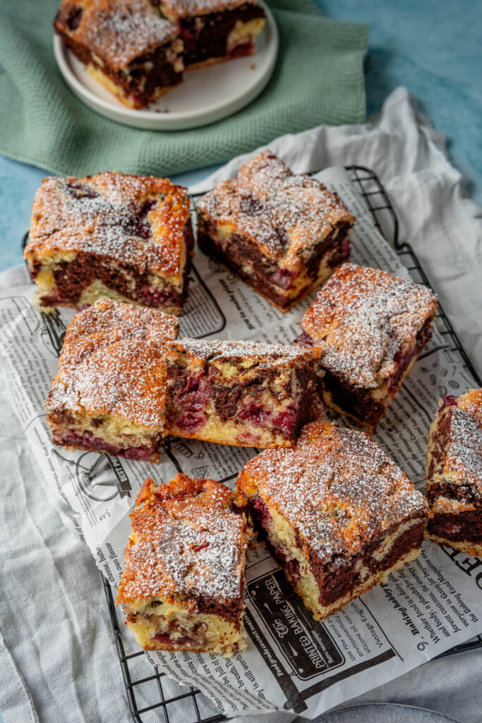 Marmorkuchen mit Kirschen vom Blech