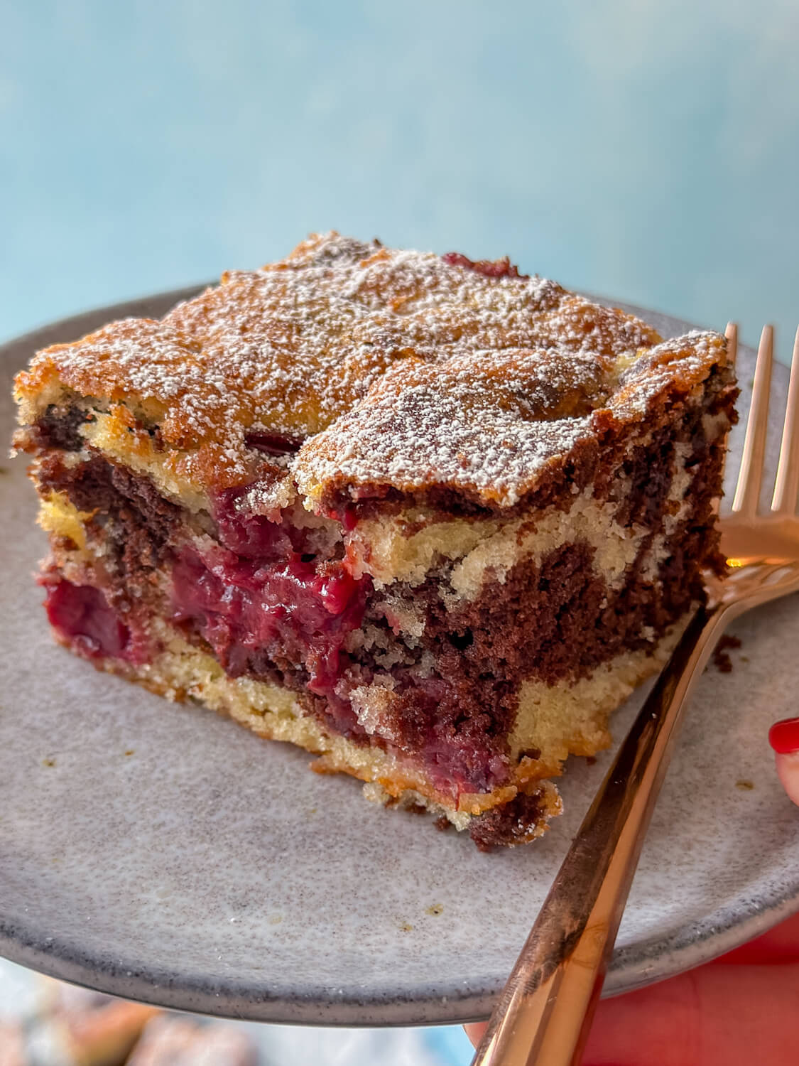 Marmorkuchen mit Kirschen vom Blech